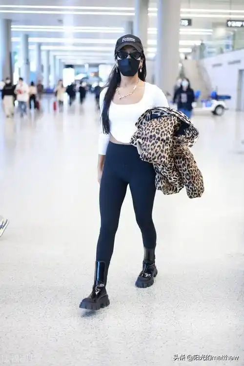 吉克隽逸白色恤牛仔裤现身,手挽豹纹外套休闲时尚_机场