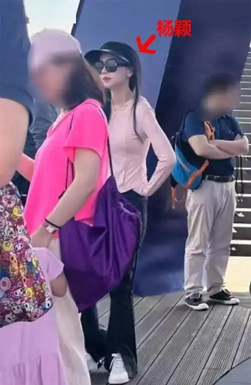 杨颖参加亲子活动,穿衣打扮颇时髦却遭学生家长无视!