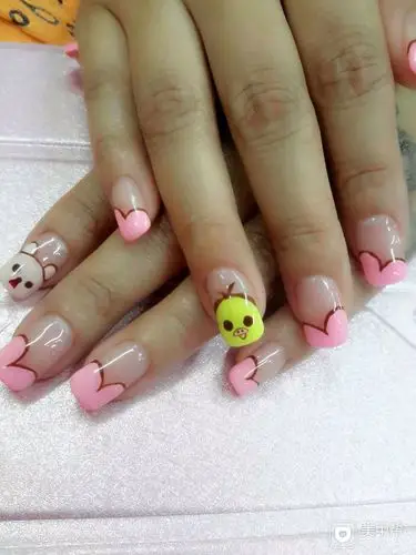 方形黄色粉色白色可爱可爱的小鸡美甲图片