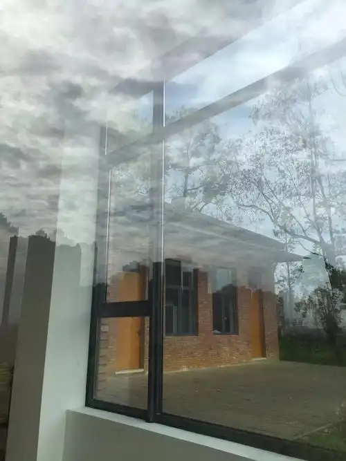 奇妙的玻璃反光～手机随拍