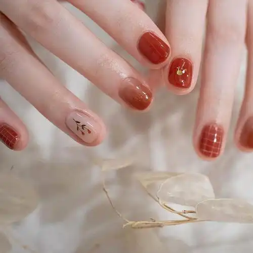 晕染红色短甲婚甲显白美甲图片