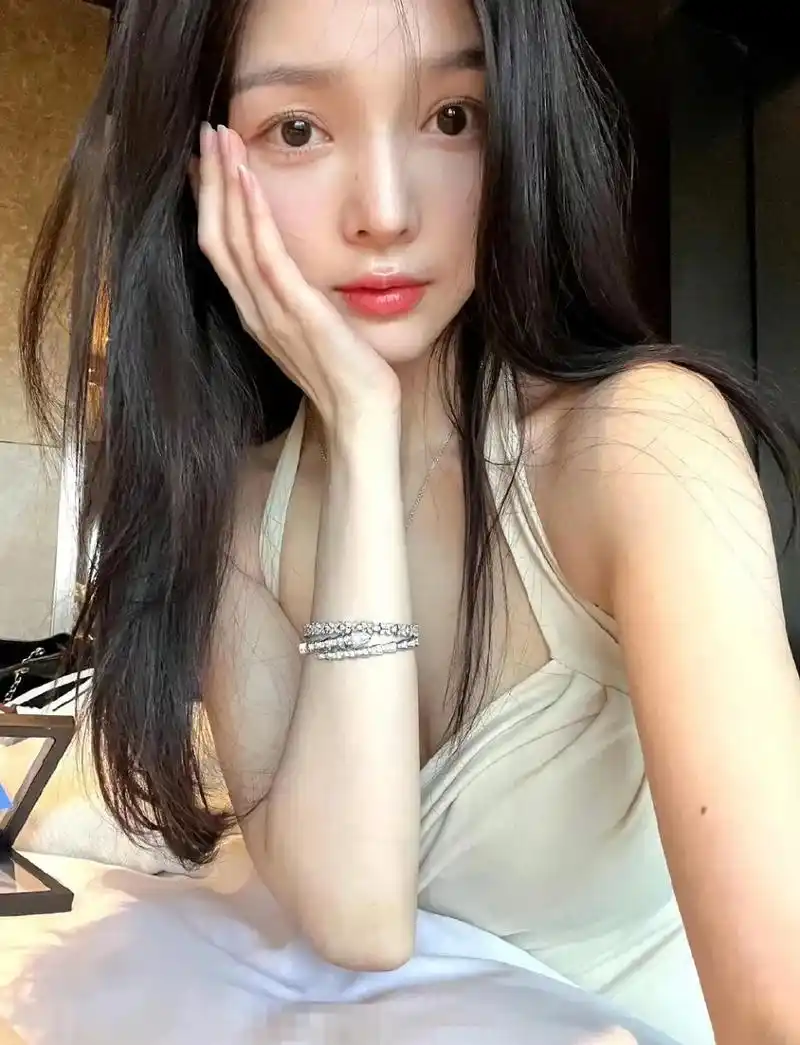 网友总觉得李现是明星,应该找一个名气相当的女星结婚,觉得网红不太配