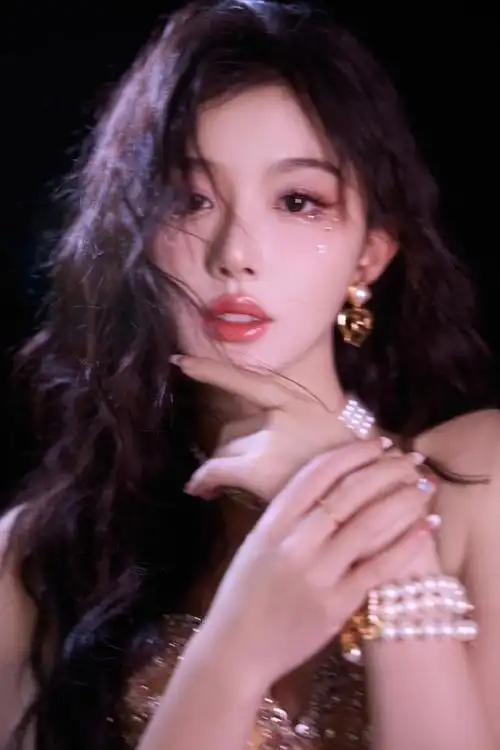 孔雪儿穿亮片抹胸裙吸睛卷发红唇明艳动人