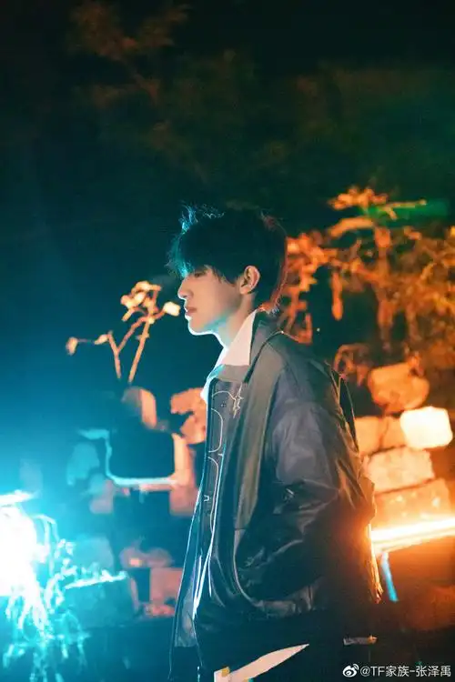张泽禹晒夜色侧颜照##张泽禹夜色氛围感随拍