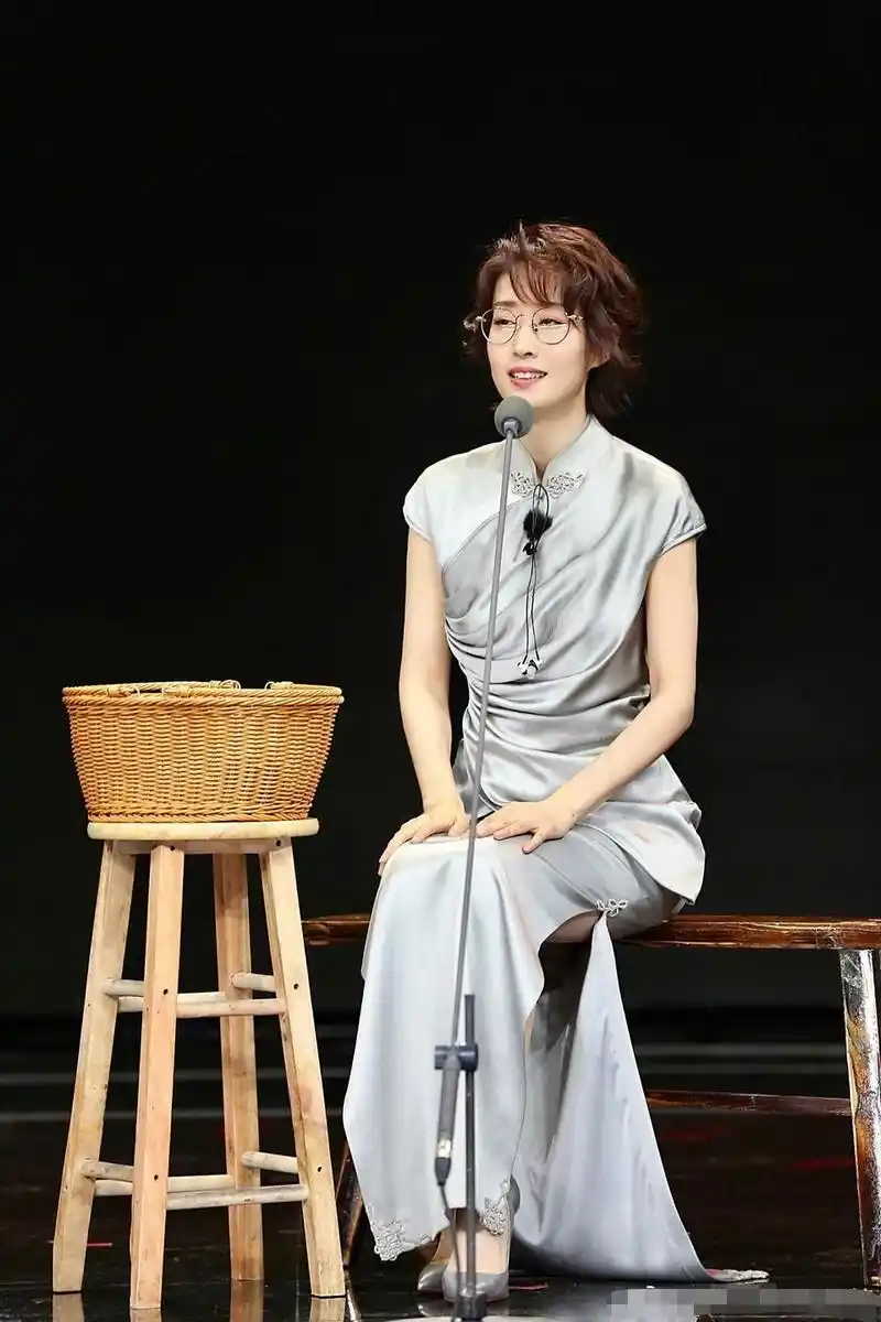 刘敏涛穿旗袍气质优雅风情万种白皙肌肤宛如婴儿