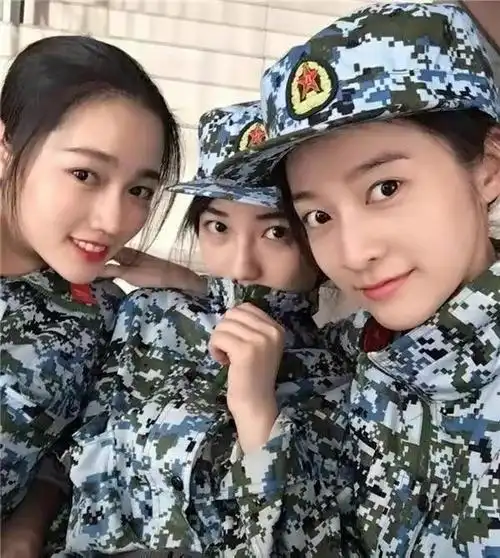 女明星军训服,陈都灵清纯,田曦薇超可爱,看到关晓彤,太美了!