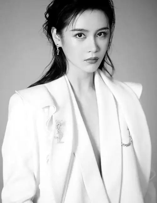 邱意浓火了以后真放得开穿一套白色西服套装俏皮又洋气