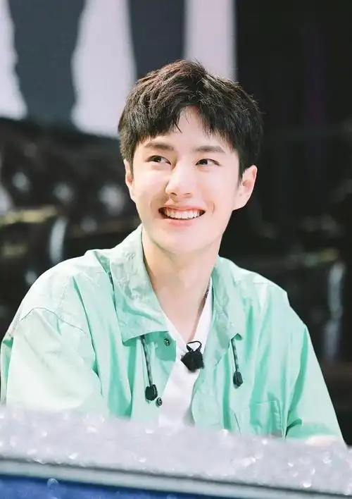 笑容可掬的王一博_高清图集_新浪网