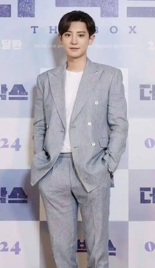 垫肩超明显的西装外套,让朴灿烈的肩膀曲线非常流畅,连后背都感觉硬朗