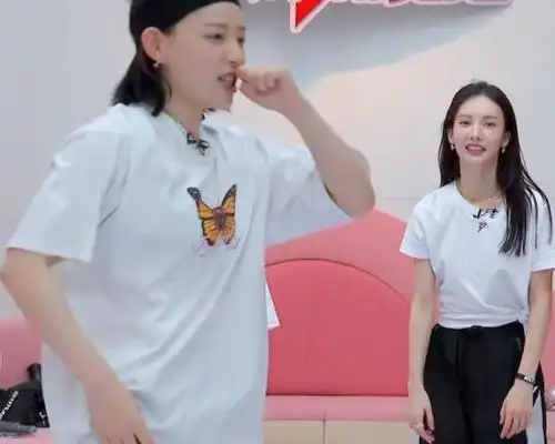 原创有一个喜剧组合,叫金晨和李斯丹妮,同框时就像移动的小品舞台