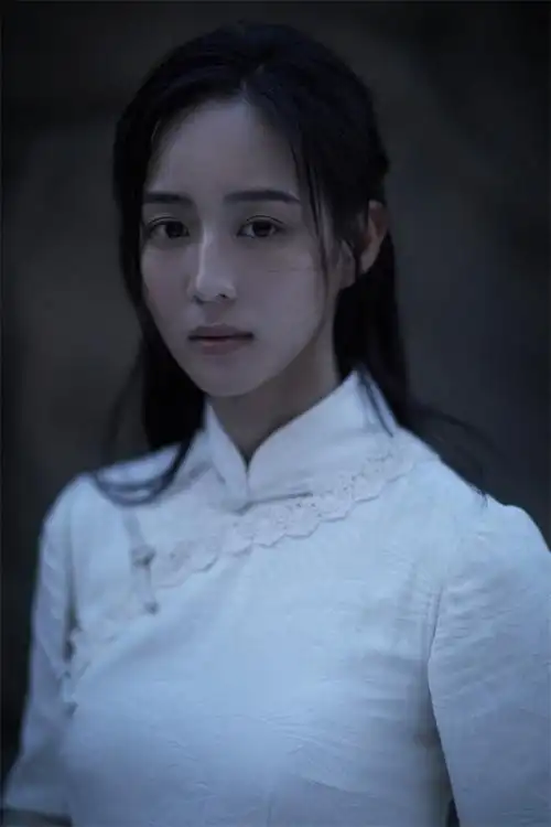 张钧甯身穿白色旗袍配黑色长发清新素雅,眉目如画