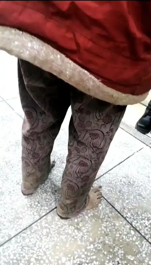 鞋店老板娘可能也看出了老人的顾虑,亲自带她选了一对鞋,并表示免费