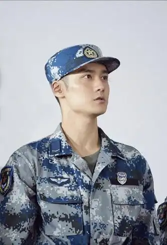 素颜起底 新浪娱乐讯 今晚20:20,大型国防教育特别节目《真正男子汉》