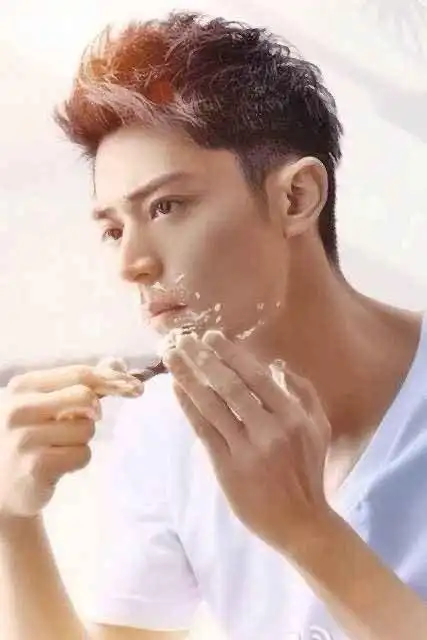 霍建华的颜值没有bug,正面侧面都很和谐标准,符合三庭五眼.