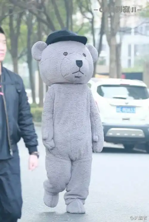 易烊千玺扮成熊录节目,不是被卡在车门上就是被粉丝骗