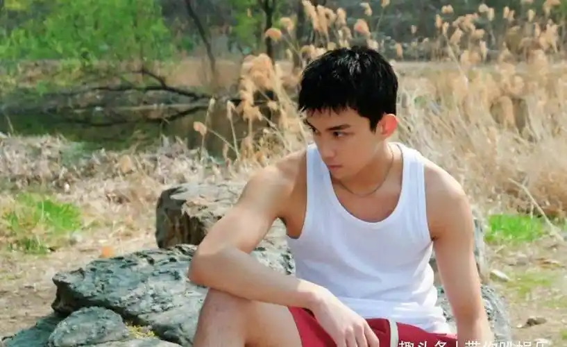 吴磊居然也被《风度》拍了!腿毛旺盛最男人的一面被扒了!