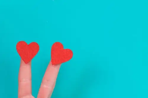手指上的红色爱心折纸