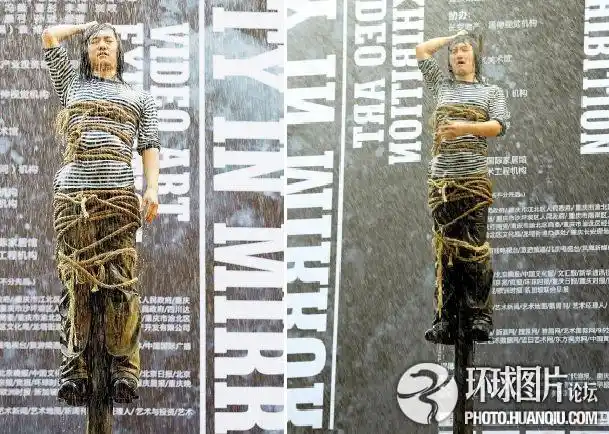 美国女行为艺术家与猪"裸睡"(组图)