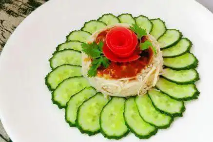 3,摆入盘中!2,用手撕长条!1,杏鲍菇洗干净,上锅大火蒸熟!