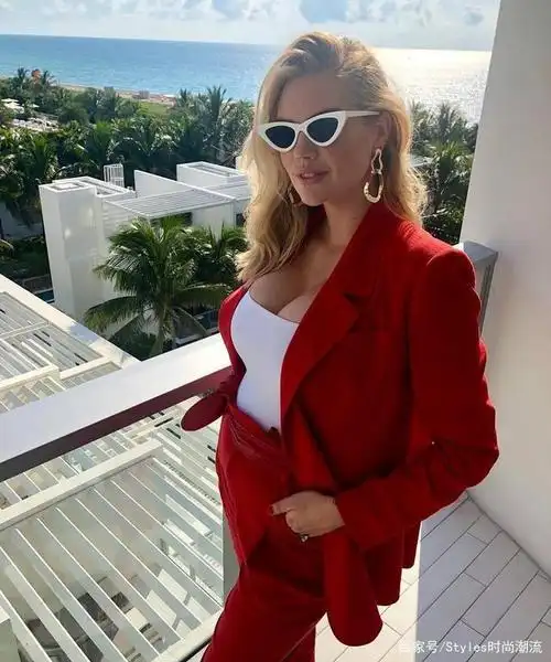 英国超模黛米·罗斯,晒豪华座舱自拍,丰满身姿堪比卡戴珊