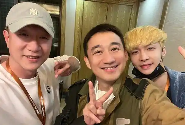 不仅如此,还有黄磊,孙红雷,以及张艺兴的合影,以及黄渤,王迅,张艺兴的