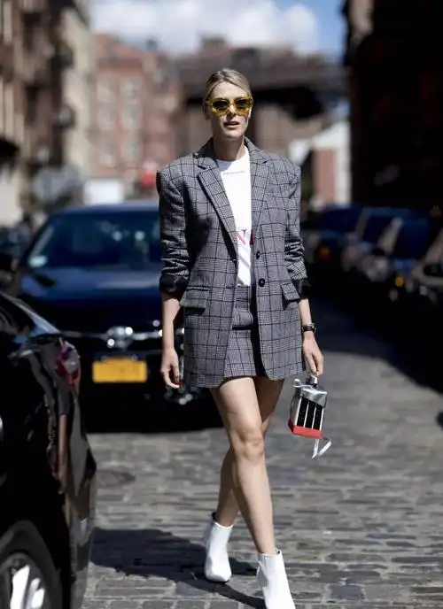 初秋是个乱穿衣的时节,西装搭短裤玩转季节混搭,显身材有气质