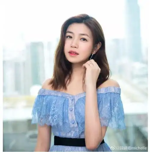 四六斜分刘海会在额头处形成一个三角区,让额头显高,进而把脸型"拉"长