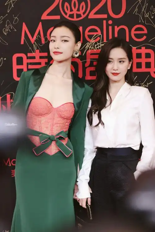 刘诗诗倪妮牵手走红毯##倪妮刘诗诗牵手相视一笑