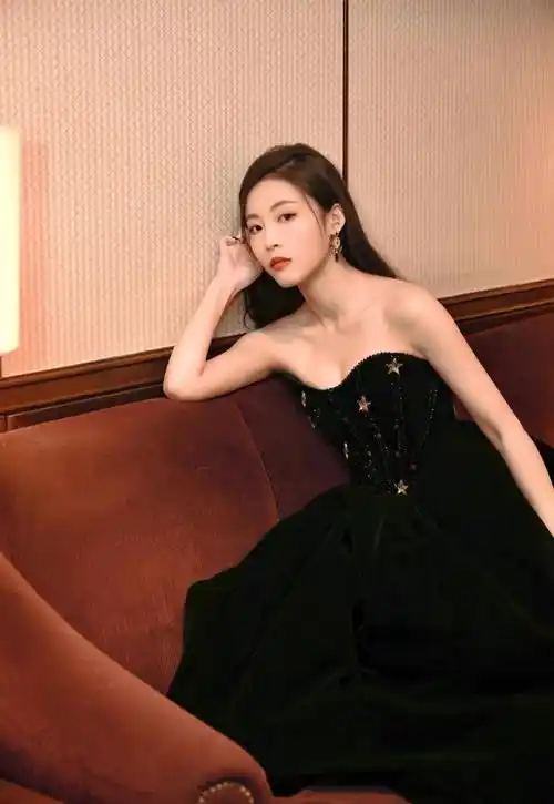 孙芮穿黑色抹胸长裙御姐气场全开,身材火辣性感 美艳优雅又高贵