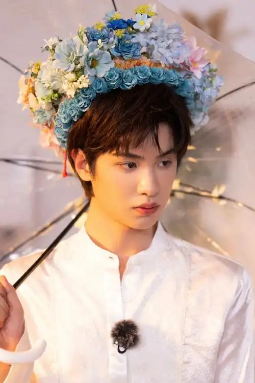 黄明昊穿马面裙簪花##黄明昊簪花写真