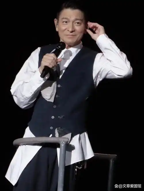 近日刘德华在上海进行了一场盛大演唱会后,在演唱过程中突然做出高空"