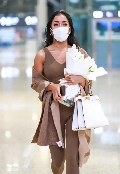 吉克隽逸看着太时髦了,穿着一身咖色的造型,肤色黑也很美