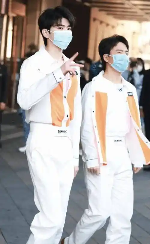 原创蔡徐坤路透照流出穿白色运动服亮相干净清爽少年感满满