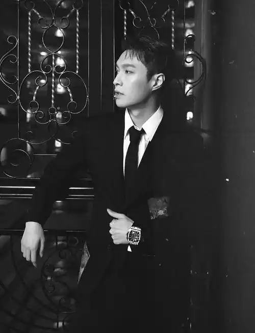 张艺兴黑色西装搭白衬衫尽显绅士气质 灯光下优雅踱步故事感满满