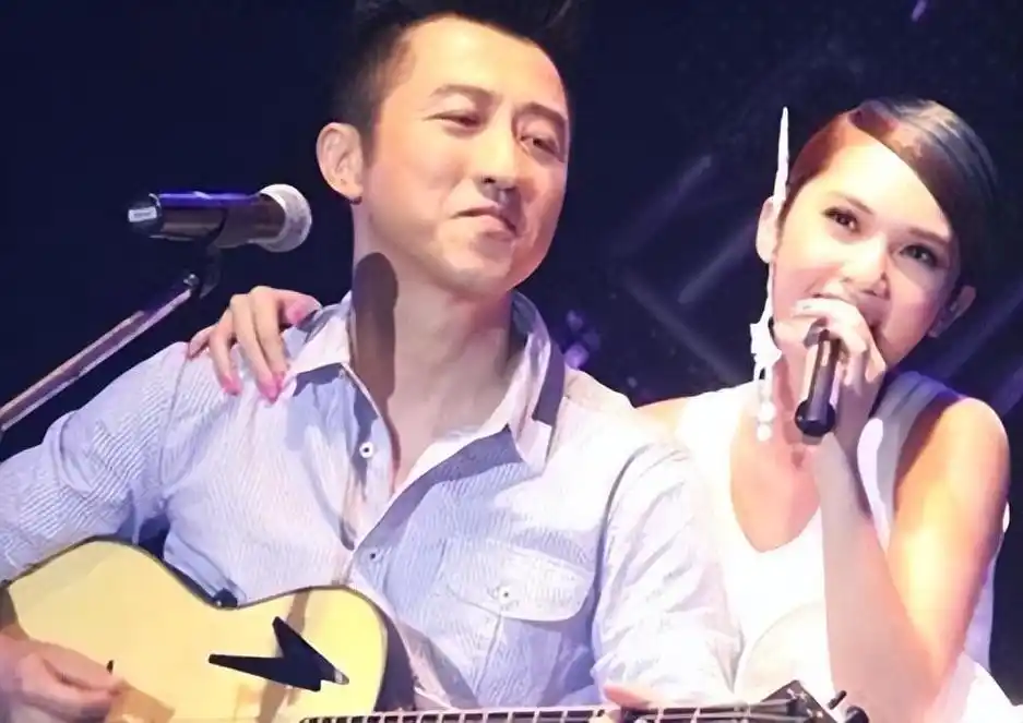 秦昊老婆跑韩国打水光针,56岁伊能静满脸针眼,感慨:真的很痛