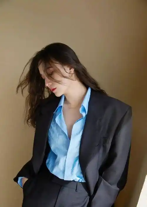 宋佳#论气质,穿衣风格,演技,我只服她,黄色v领裙子太美了_黑色_西装