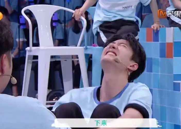 王一博《快本》现场"咬面包",做游戏笑出表情包,眼角纹太抢镜_杜海涛