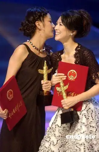 图文章子怡低胸参加华表奖与赵薇携手登影后
