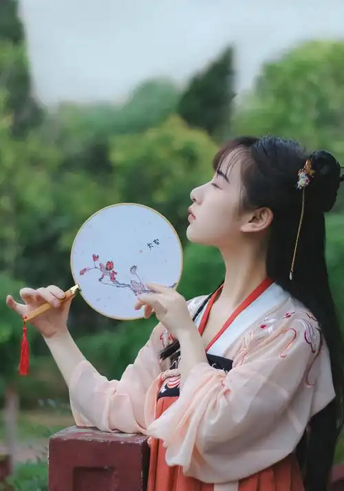 中国传统汉服真的有不一样的气质美女穿上后更显文雅清秀