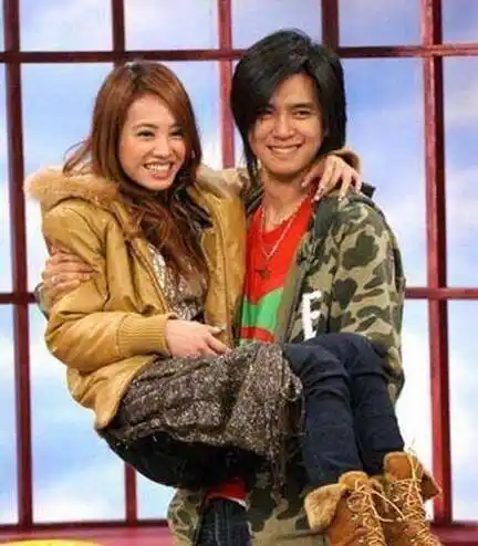 周杰伦又一次带人去日本散心,可惜这次不是蔡依林,而是换成了侯佩岑.