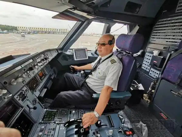 国航机长 :"飞行员不能给自己犯错的机会"_孙万军