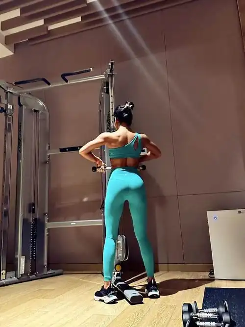 黑壮美的吉克隽逸#真的会被@吉克隽逸的自律圈粉到,是被专业健美运动