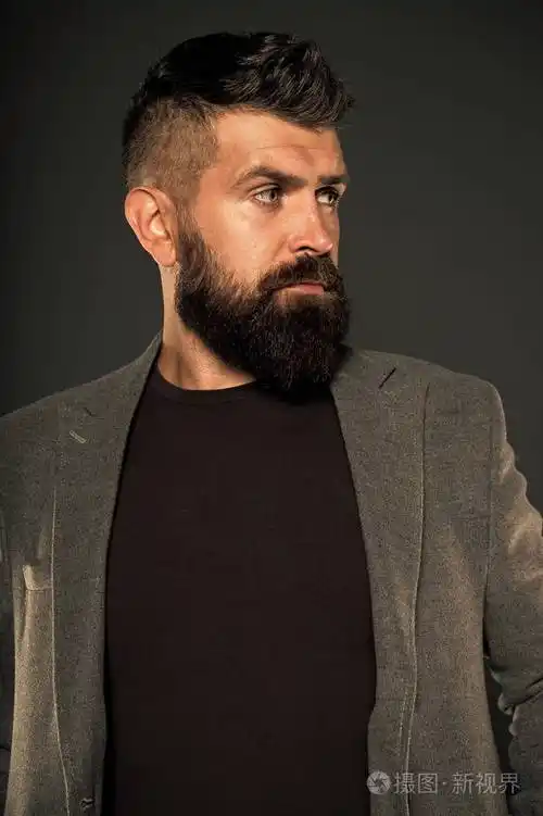 成熟的有胡子的时髦人士.自信英俊的野蛮人.胡子男人.男理发师护理.