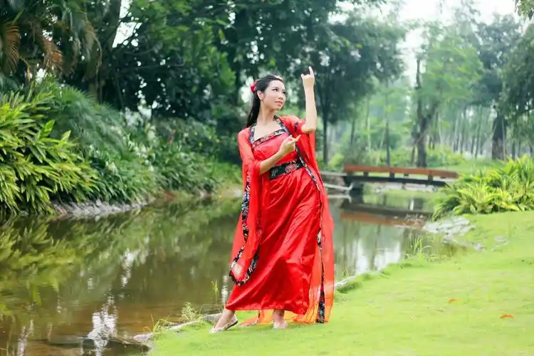 标题:官洲古装—红仙女