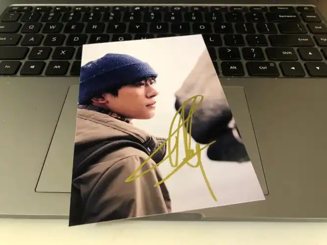 易烊千玺签名照侧颜杀