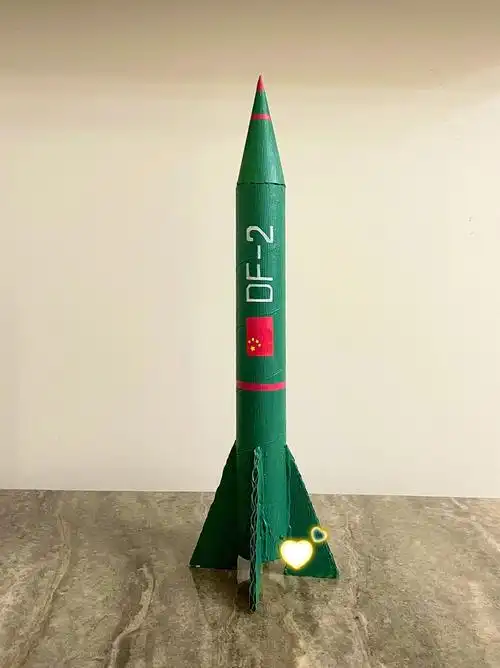 老母亲纯手工制作幼儿军事模型～材料:牛皮纸筒,卡纸,热熔胶,红黄蓝