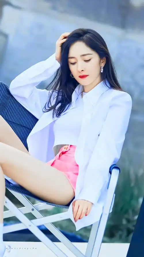 杨幂白衬衫写真大片