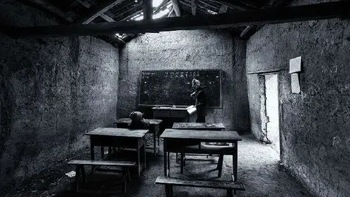 小李飞刀在2013年5月和2014年3月先后上传了两张该"教室"的照片,可知