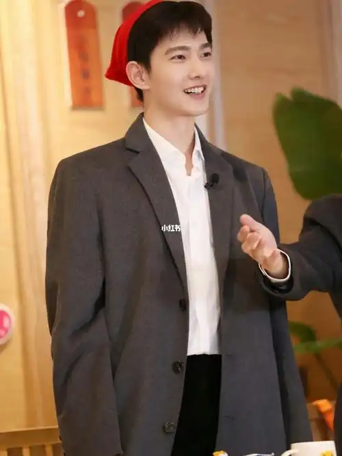 逐渐沙腾化的军艺校草杨洋