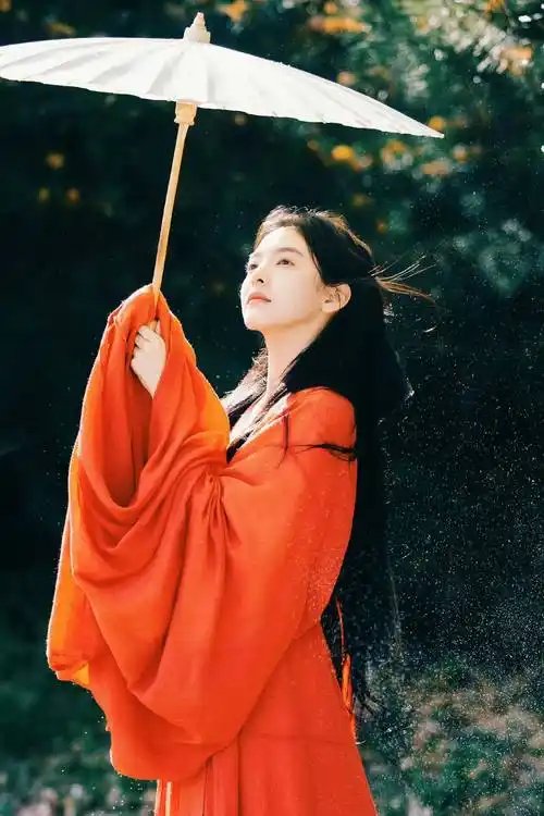 冬日的一抹火焰色:章若楠红衣撑伞古风写真 明媚纯洁_发丝_生日_侵权